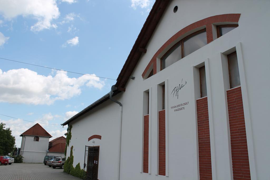 Tiffan'S Pinceszet Es Panzio Hotell Villány Exteriör bild