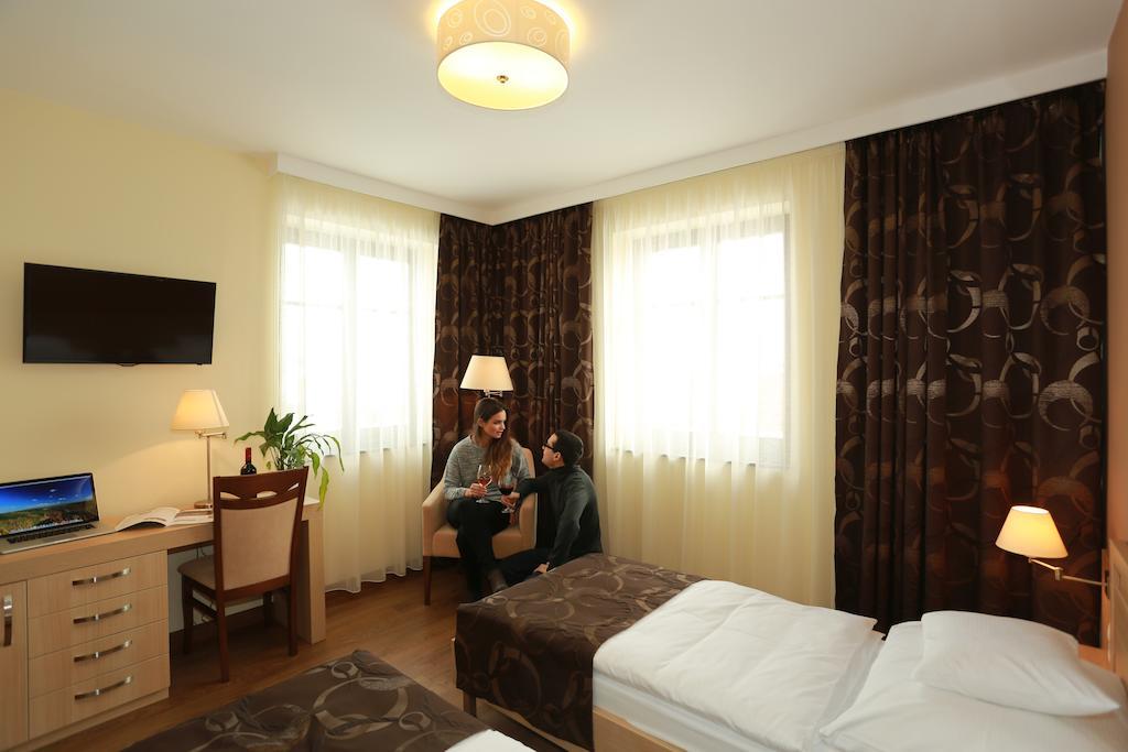Tiffan'S Pinceszet Es Panzio Hotell Villány Rum bild