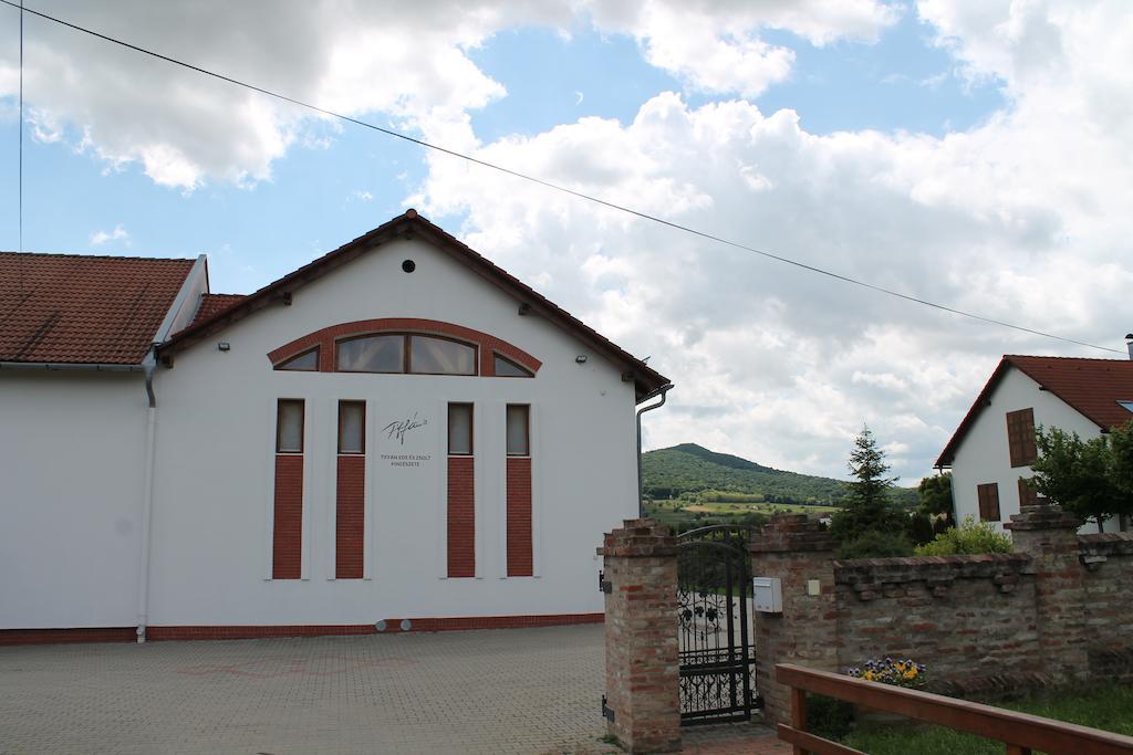 Tiffan'S Pinceszet Es Panzio Hotell Villány Exteriör bild