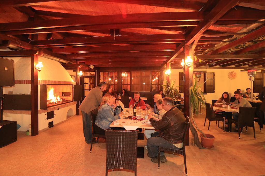 Tiffan'S Pinceszet Es Panzio Hotell Villány Exteriör bild