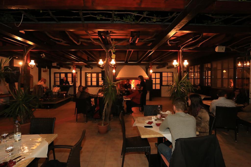 Tiffan'S Pinceszet Es Panzio Hotell Villány Exteriör bild