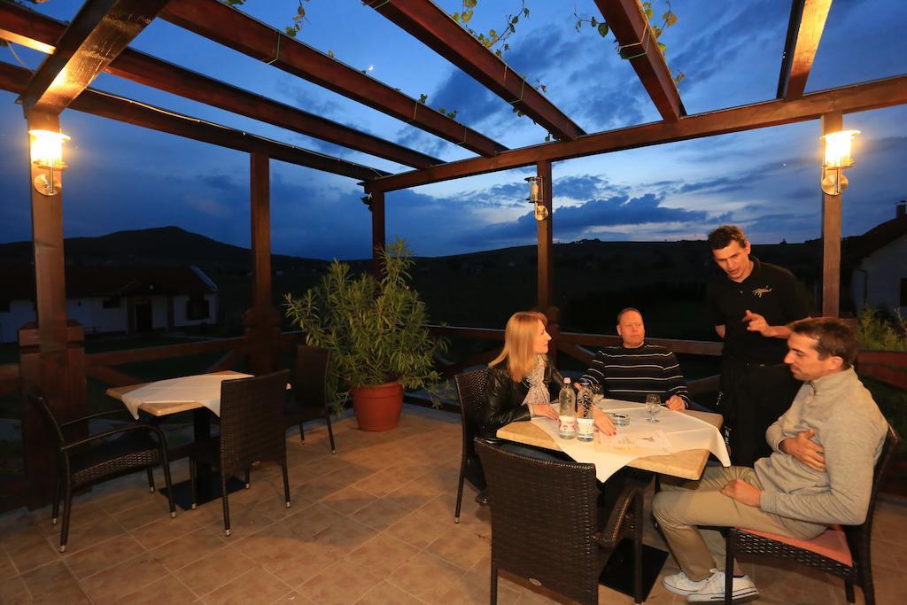 Tiffan'S Pinceszet Es Panzio Hotell Villány Rum bild