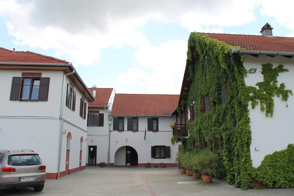 Tiffan'S Pinceszet Es Panzio Hotell Villány Exteriör bild