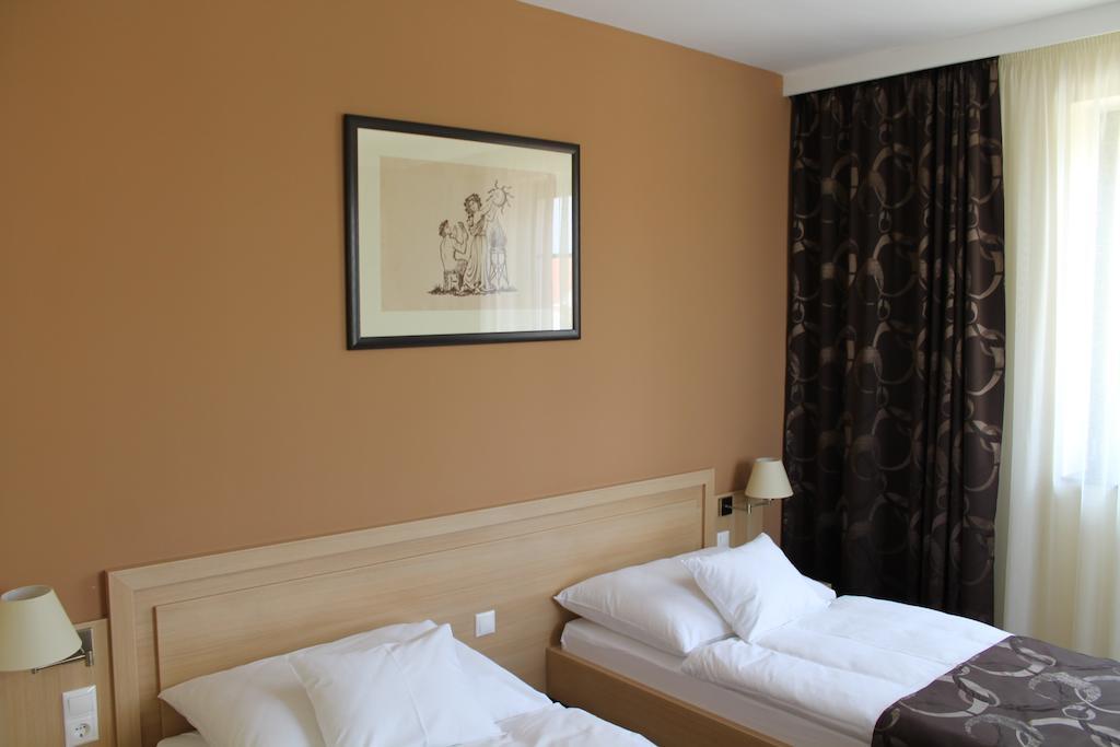 Tiffan'S Pinceszet Es Panzio Hotell Villány Rum bild
